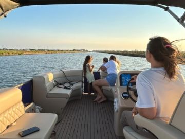 Vivez une soirée inoubliable à Port Camargue ! 🎇  Louez un bateau sans permis et assistez au feu d’artifice depuis la mer, une expérience unique en Europe...